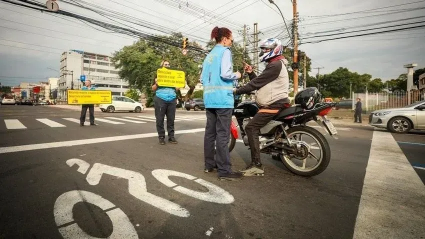 Motociclista alega ter sido multado após fazer reclamação a agentes de trânsito
