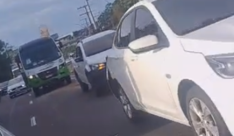 Engavetamento entre micro-ônibus e dois carros trava trânsito na Torquato Tapajós em Manaus